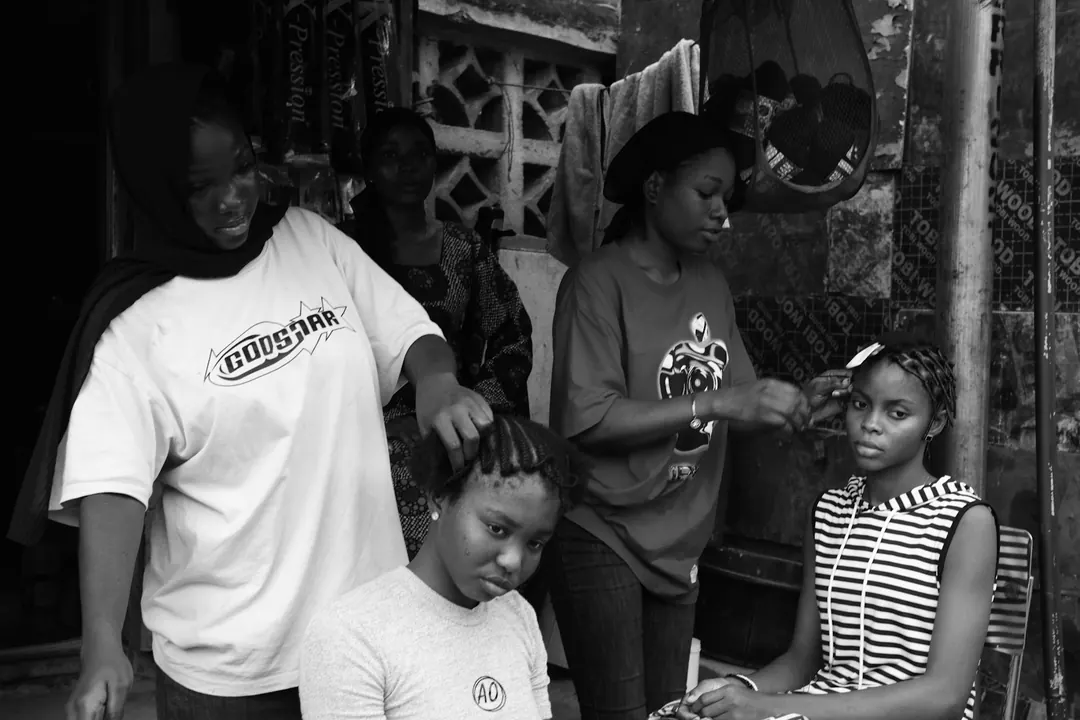Des coiffeuses au travail dans un salon