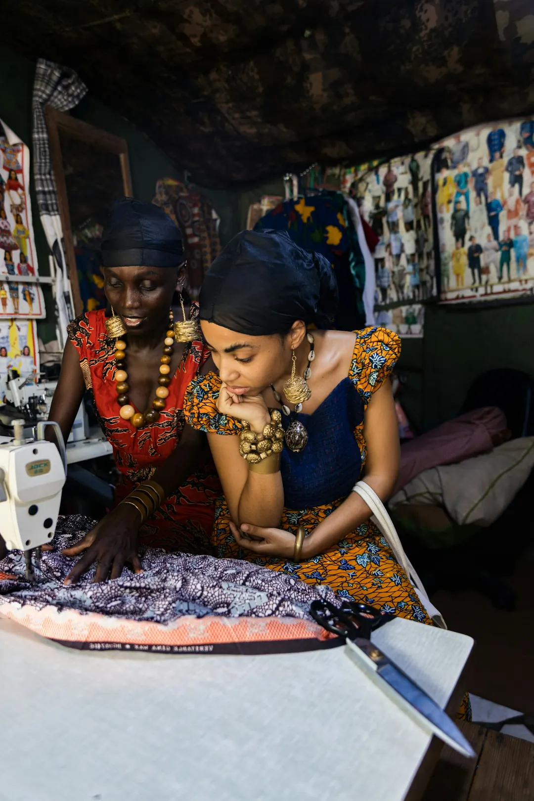 Deux couturières travaillent dans leur atelier