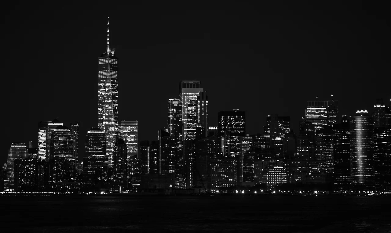 Les tours d'un quartier d'affaires la nuit