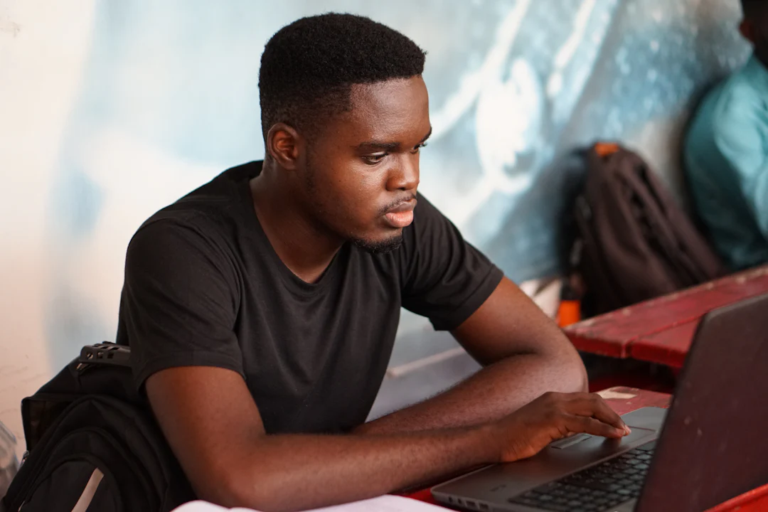 Un étudiant travaille sur son ordinateur portable