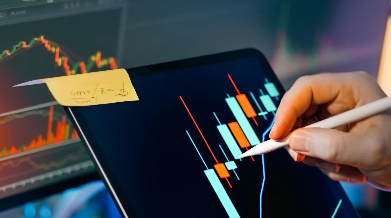Un analyste étudie un graphique de marché sur une tablette
