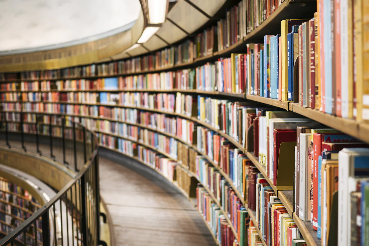 Les rayonnages d'une grande bibliothèque