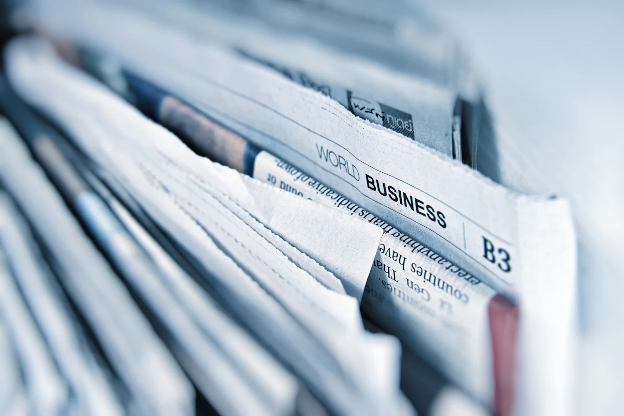 Une pile de journaux économiques